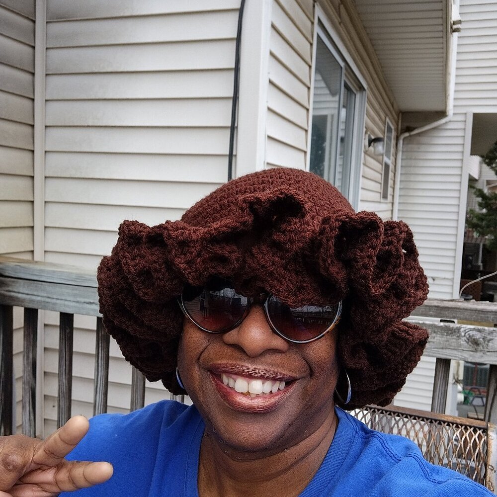 LARGE ruffle hat - Picture 4 of 5